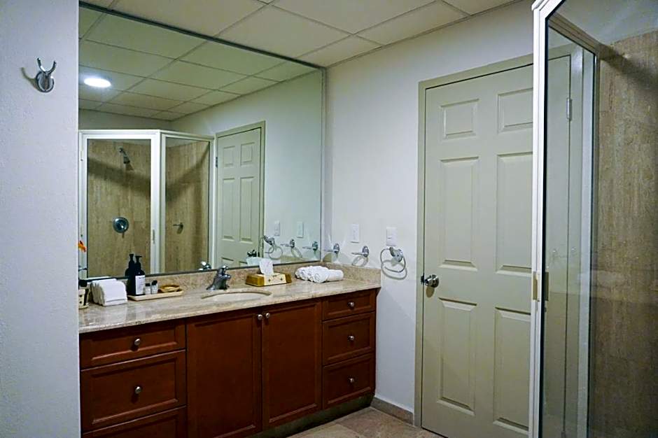 2 Bed 2 Bath, plus one den at Playa Royale Condo 3508, Free WIFI