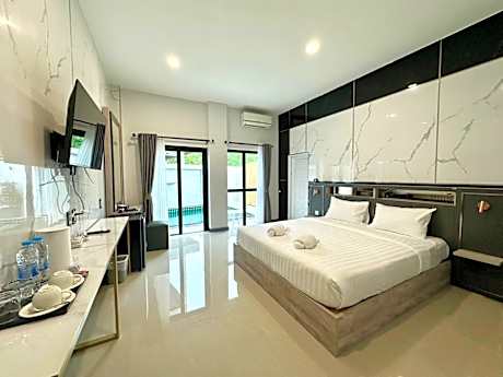 Grand Superior Pool Access