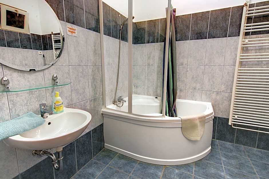 Pal's Hostel and Apartments