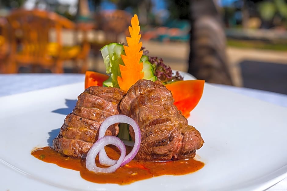 Travellers Beach Hotel & Club