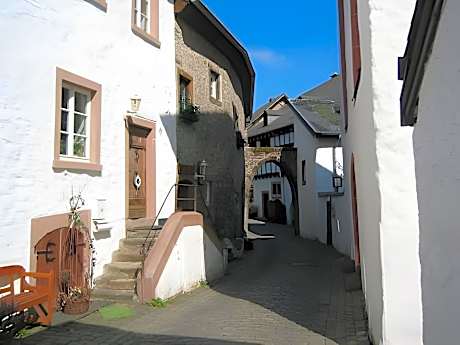 Burghaus & Villa Kronenburg
