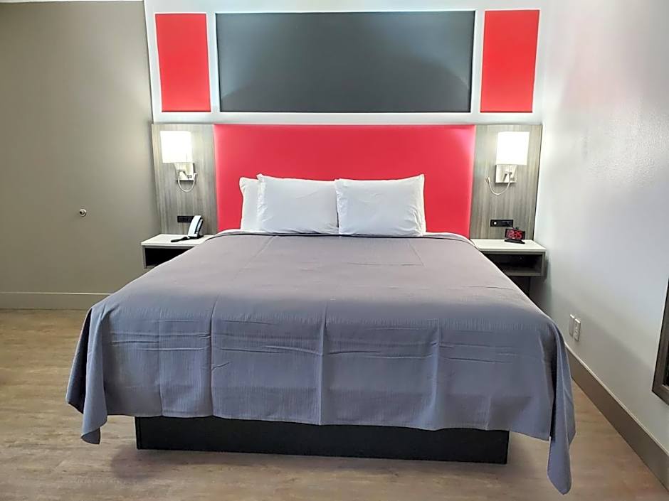 Seven Seas Inn & Suites