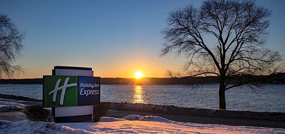 Holiday Inn Express Le Claire Riverfront-Davenport