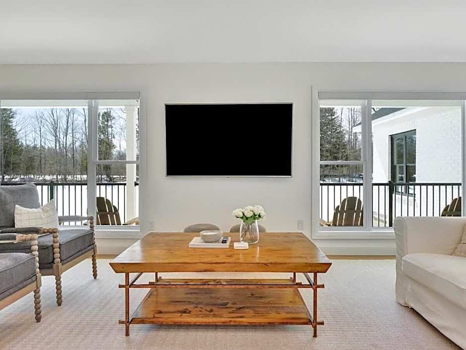 Gorgeous private retreat with hot tub