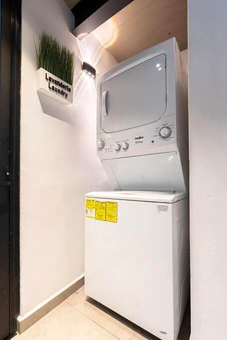 P402 Private balcony Apt 3Bdrm 2bth AC Rooftop