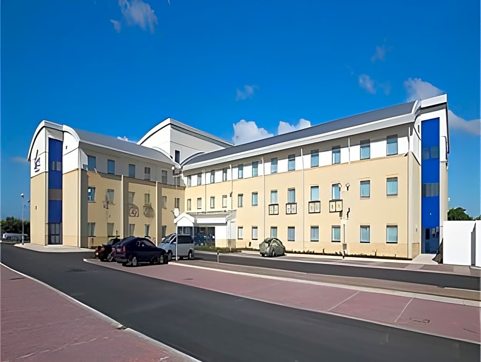 Holiday Inn Express Cardiff Airport