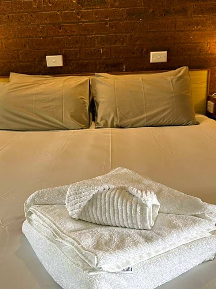 Country Roads Motor Inn