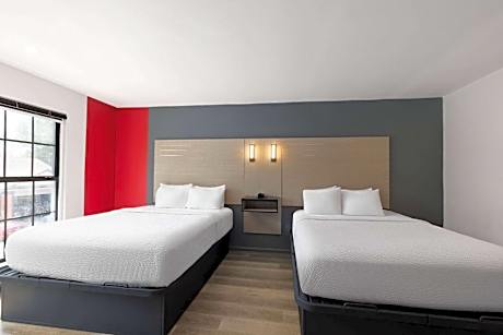 Queen Suite with Two Queen Beds and Bathtub - Mobility Accessible/Non-Smoking