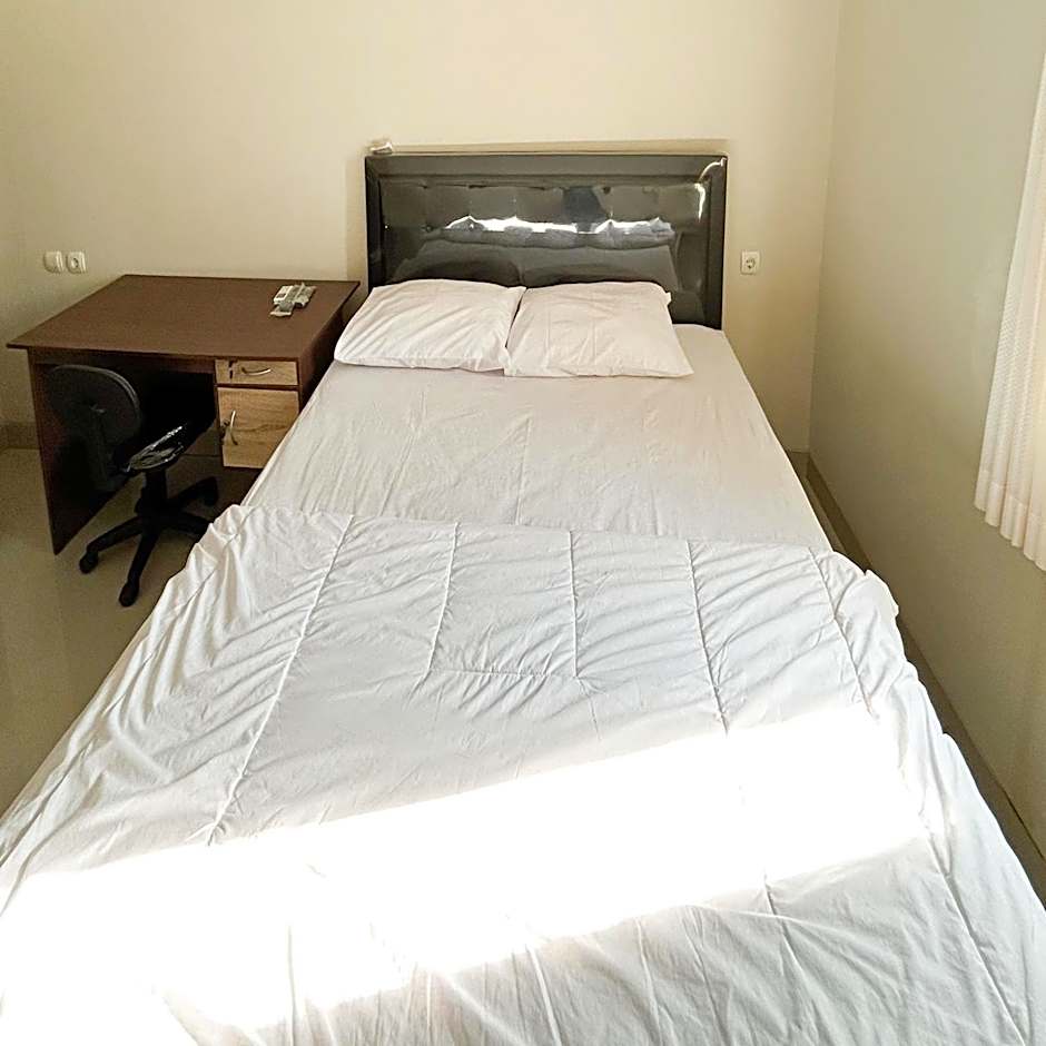 Queen Belt Mitra Reddoorz