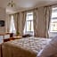 Hotel At the Golden Scissors