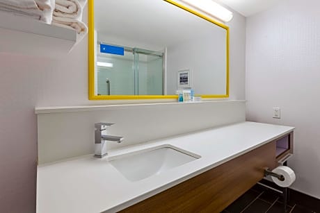 1 King Bed Nonsmoking