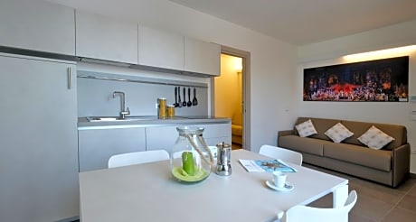 Deluxe Two-Bedroom Apartment with terrace and Lake View (6 Adults)