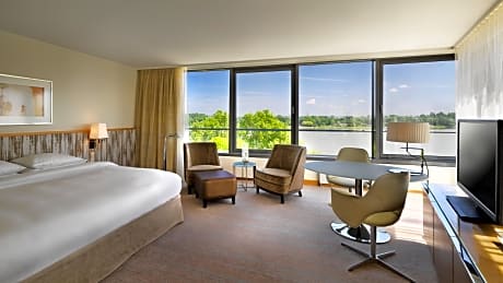 1 King Bed with Club Access Deluxe