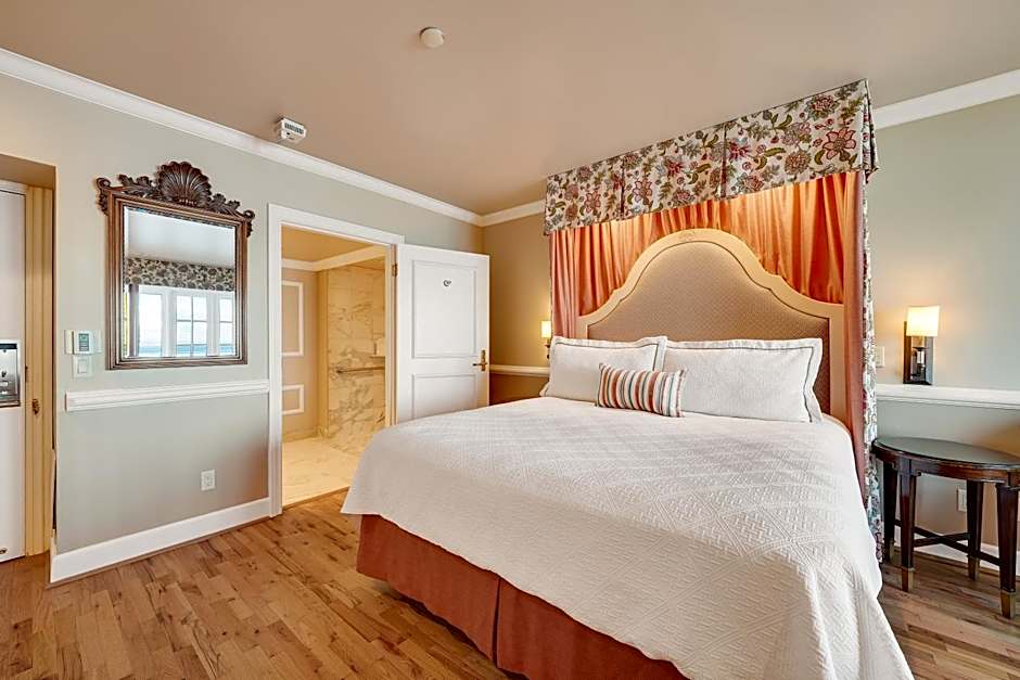Photo 1 of 6 of 1 King Bed, Accessible, Roll in Shower