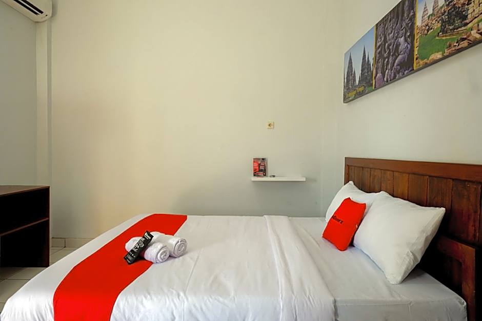 RedDoorz near Padang Golf Adisucipto