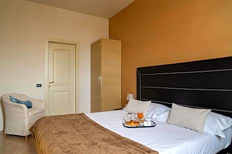 Double or Twin Room (1 Adult)