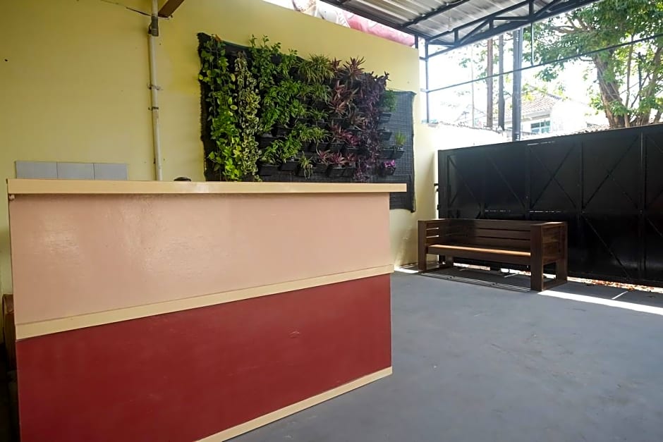 RedDoorz near Tirtonadi Park Solo