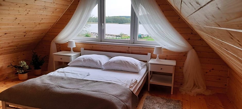 Szary domek nad jeziorem