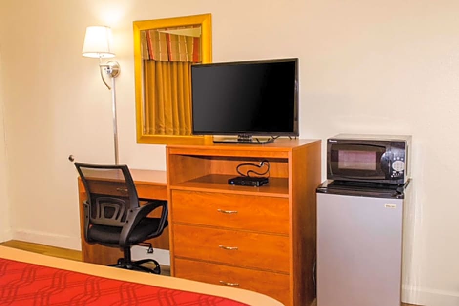 Econo Lodge East