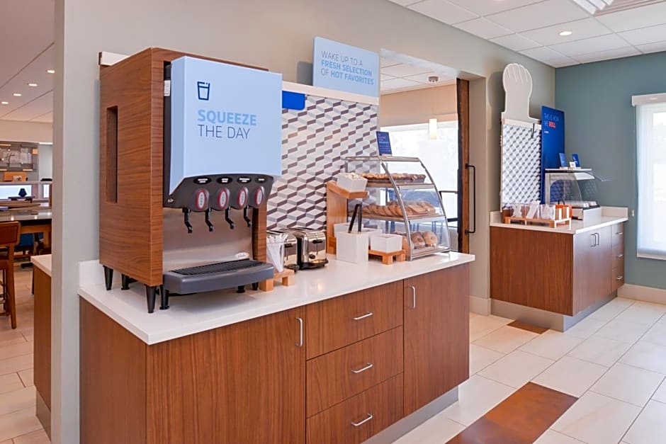 Holiday Inn Express & Suites Omaha - 120th and Maple By IHG
