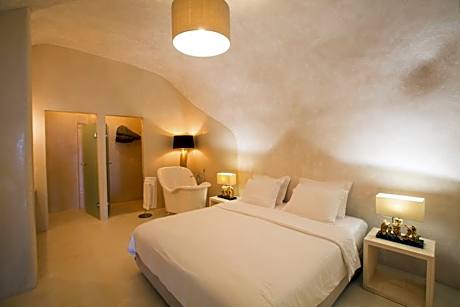 Cave Villa with Outdoor Hot Tub