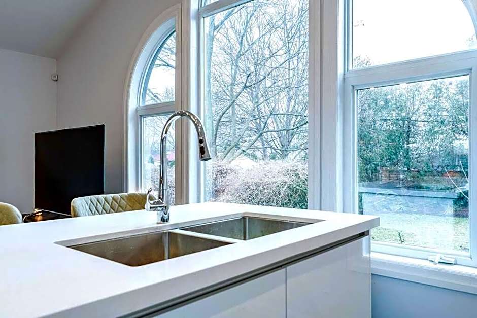 Luxurious & Modern 4BR House w/ 3 Car Parking