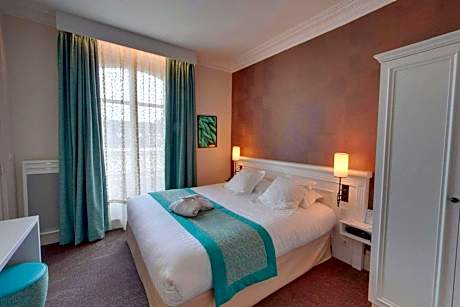 Executive Queen Room with Sofa Bed