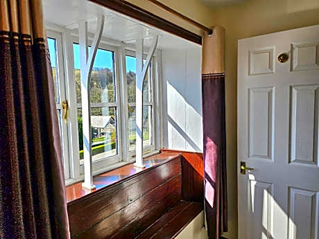 Twin Room with Private Bathroom