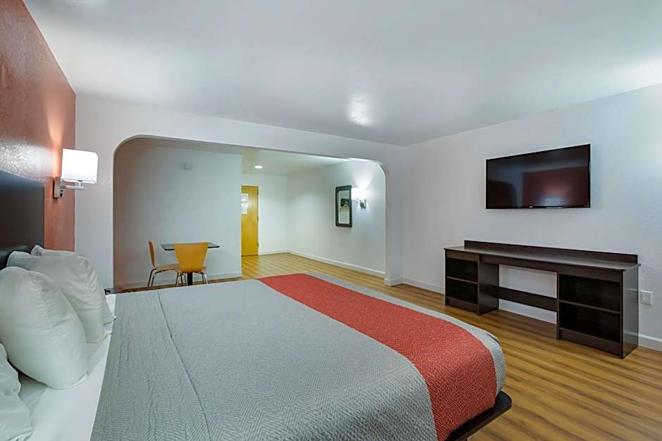 Motel 6-Suwanee, GA - Gwinnett Center