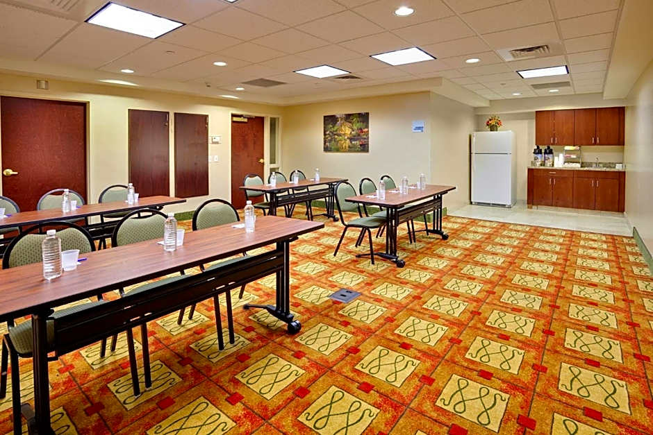Holiday Inn Express & Suites Bradley Airport By IHG
