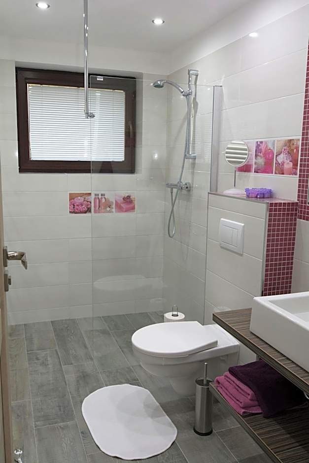 Chata Valca PATJA-v mesiacoch apríl až november pri prenajatí aj jedného apartmánu uzavrieme ostatné apartmány, aby ste si užili súkromie