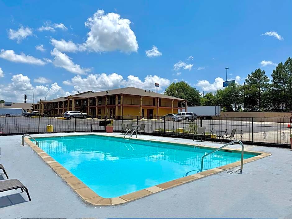 Days Inn & Suites by Wyndham Marshall