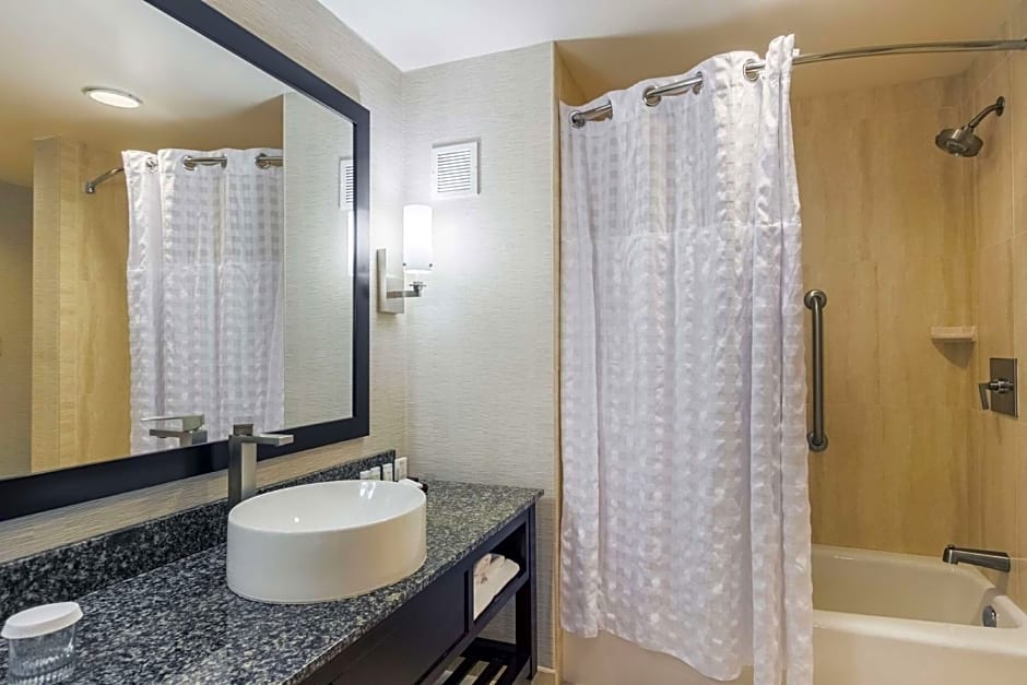 Embassy Suites By Hilton Elizabeth-Newark Airport