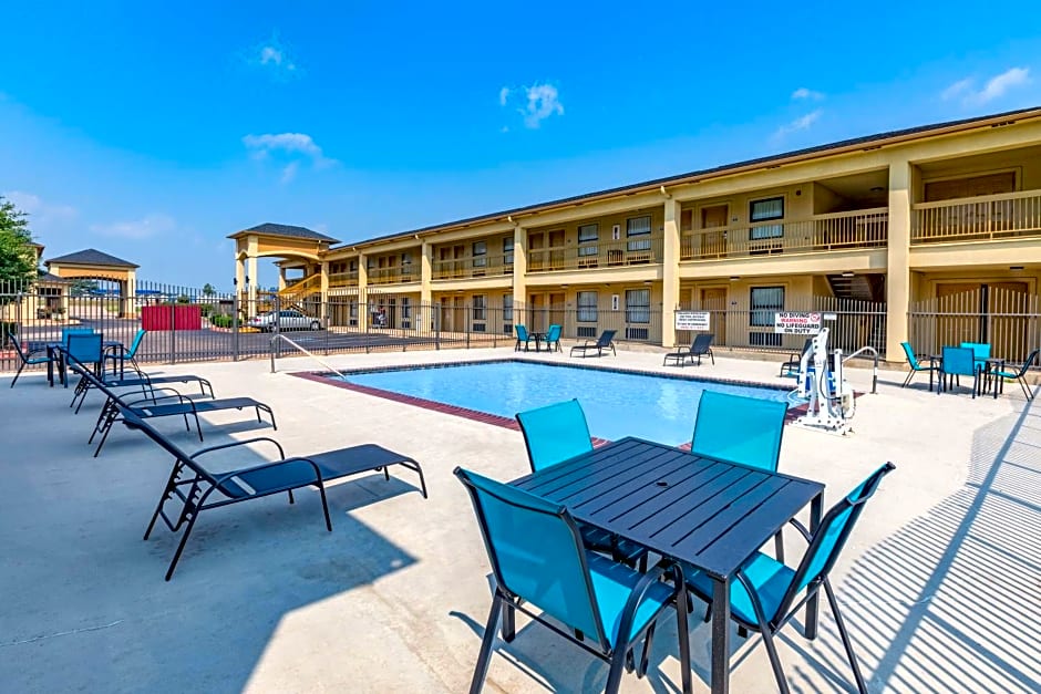 Days Inn & Suites by Wyndham Huntsville