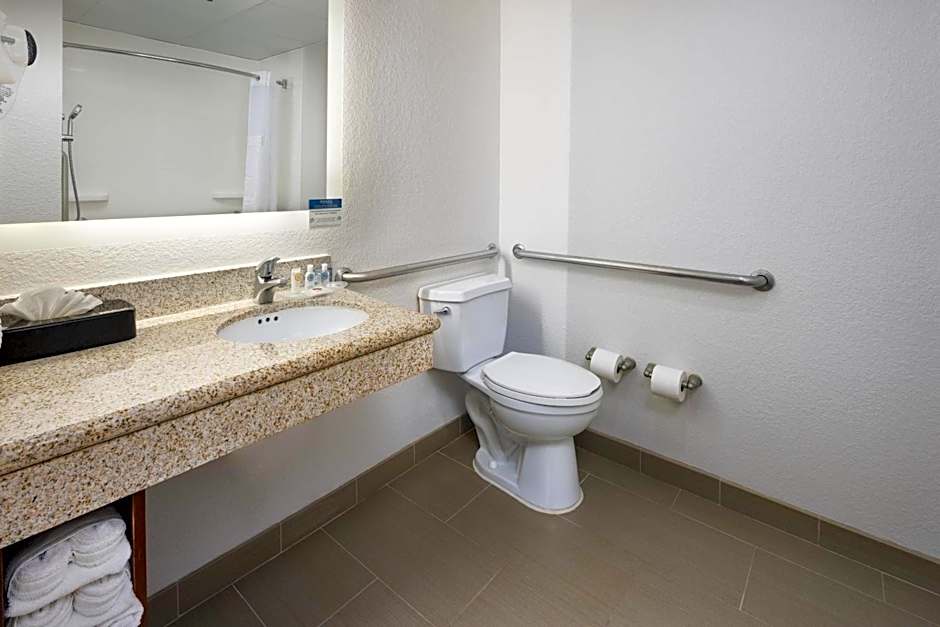 Comfort Suites Outlet Center