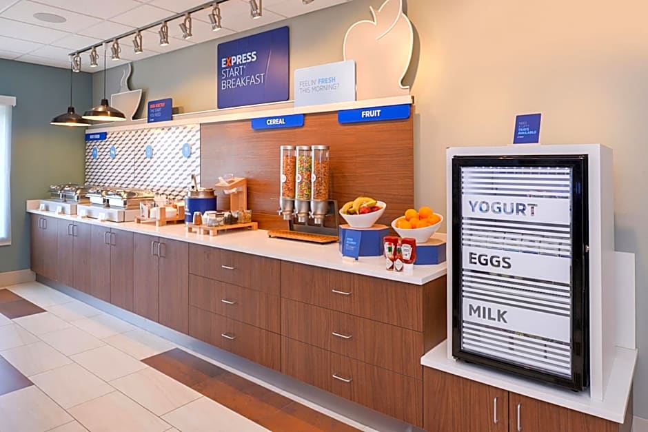Holiday Inn Express & Suites Omaha - 120th and Maple By IHG