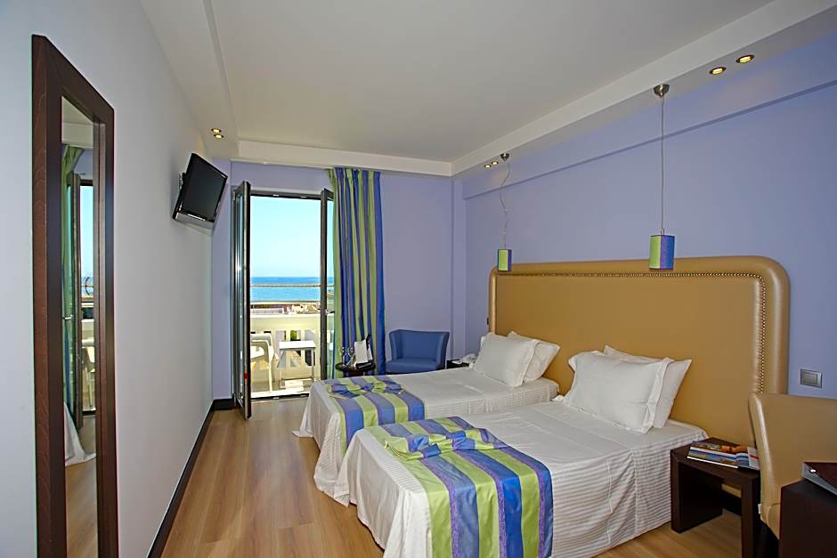 Foto 1 dari 2 — Side Sea View