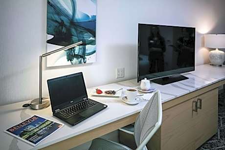 Corner King Room with View