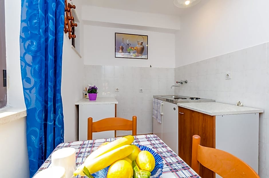 Apartments & Rooms Mihajica