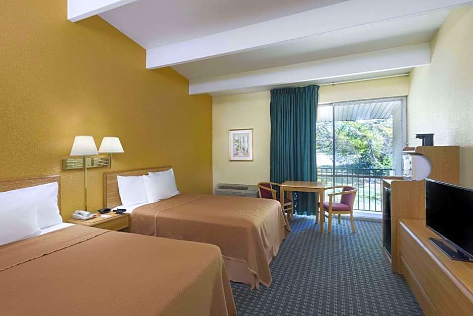 Howard Johnson by Wyndham Newburgh