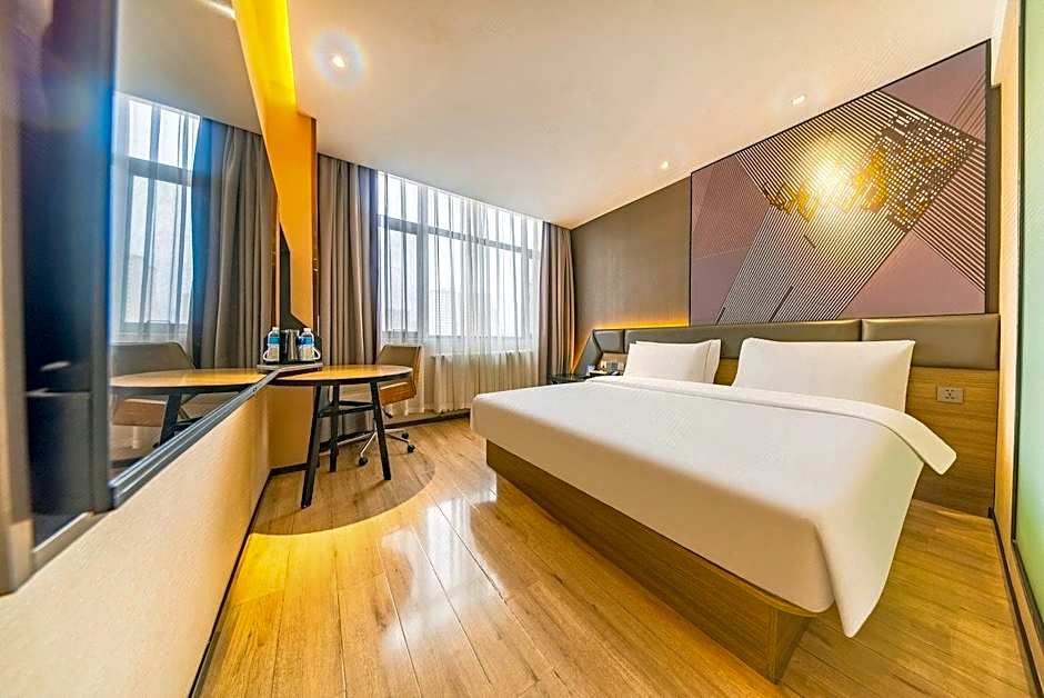 IU Hotels· Lanzhou Xike Station Huanghelou Branch