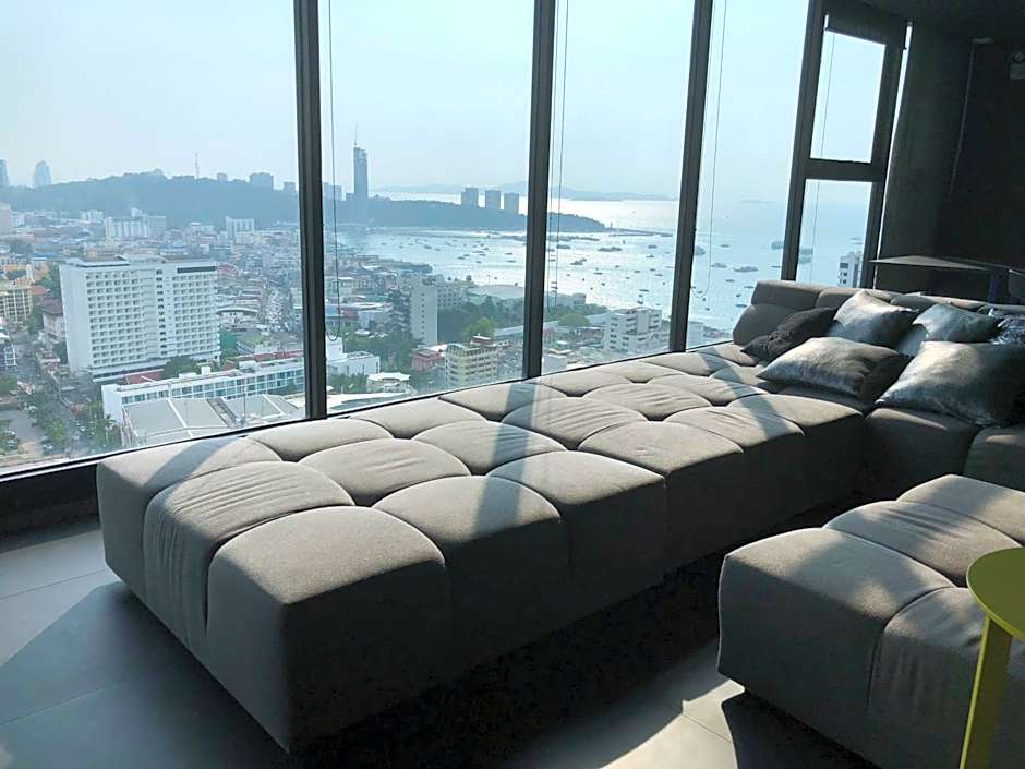 the base 网红公寓 市中心核心区顶层无边泳池俯瞰整个芭堤雅海湾