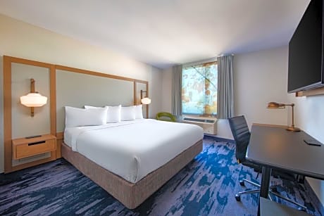 King Room with Adapted Tub - Mobility Accessible