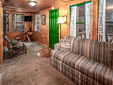 Bear Den, 3 Bedrooms, Front Porch, Midtown, Sleeps 7