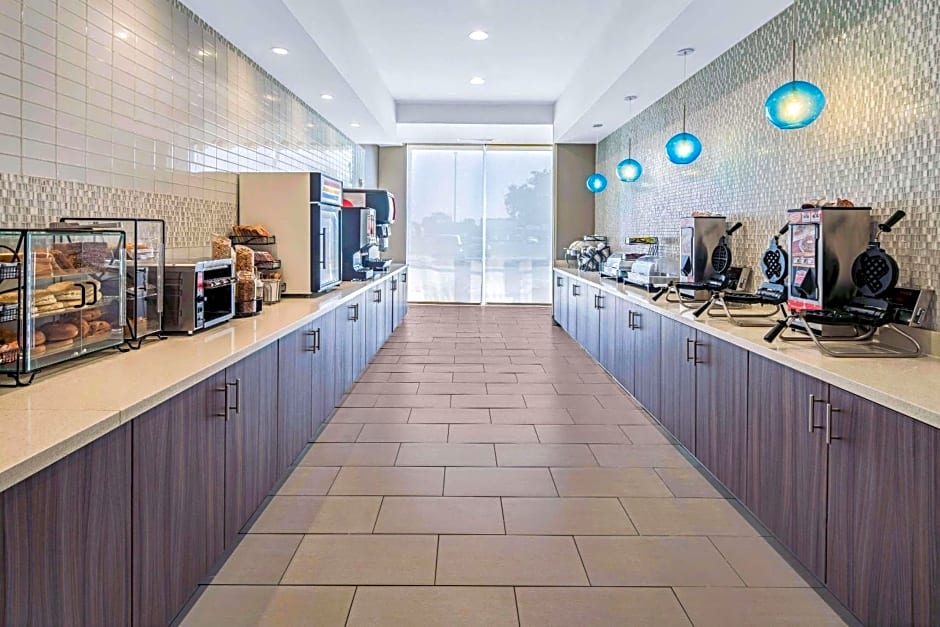 La Quinta Inn & Suites by Wyndham McAllen La Plaza Mall