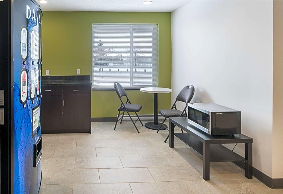 Studio 6 Bruderheim, AB