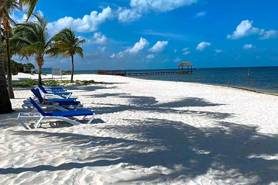 Oceanfront Condo BM By Andiani