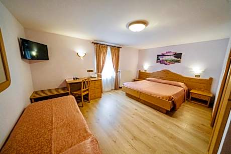 Triple Room with Mountain View