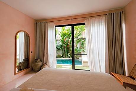 King Suite with Pool View