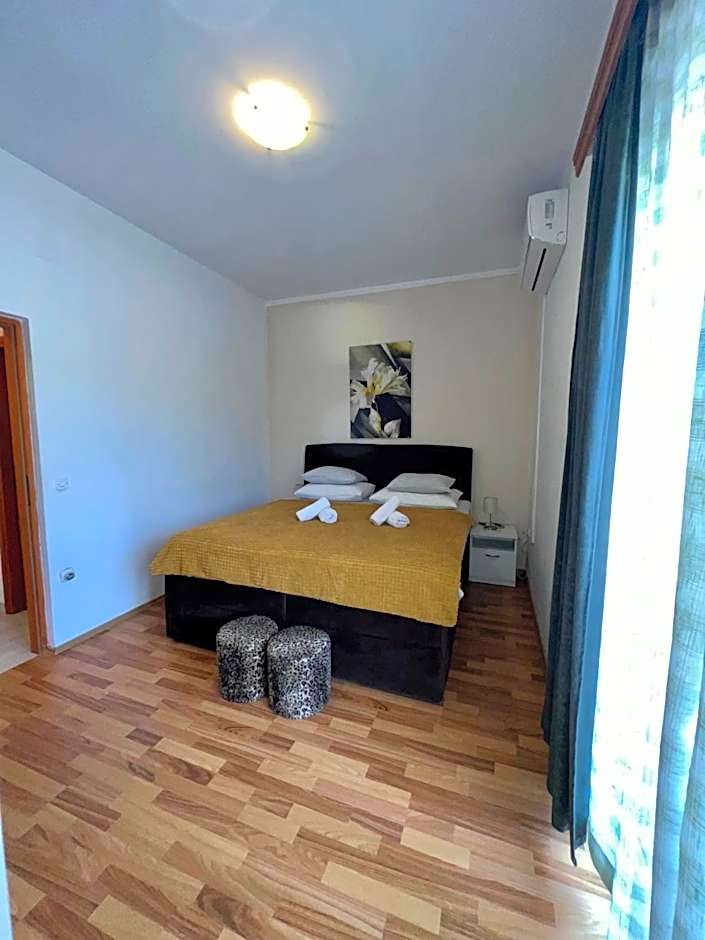 Apartments and pansion M&R